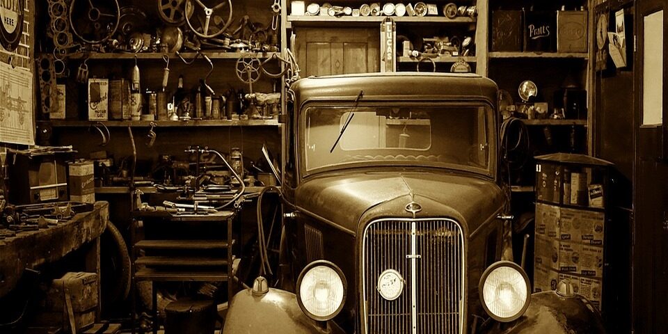 auto antiguo dentro de cuarto