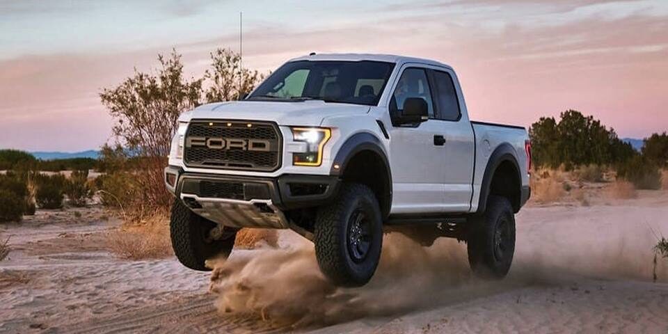 camioneta ford color blanca en el desierto