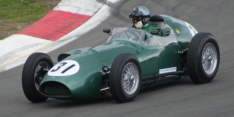 auto formula1 antiguo color verde en la pista