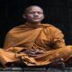 persona practicando el buduismo