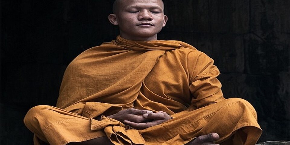 persona practicando el buduismo