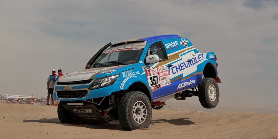 camioneta chevrolet de rally dakar en desierto