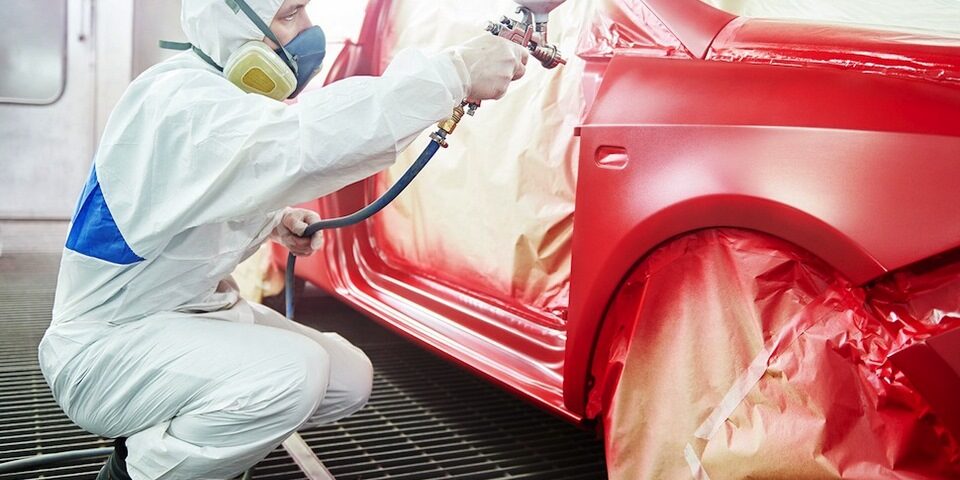 Pintura y secado en una caja profesional de piezas de carrocería de coche  después de aplicar masilla y pintura en parachoques y ruedas en el taller  de reparación de carrocería con blanco