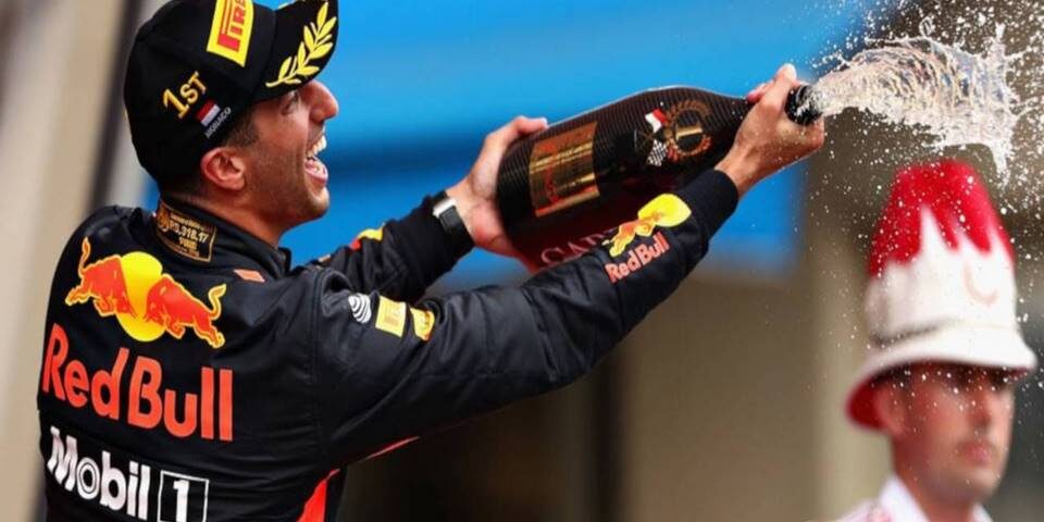 piloto formula1 festeja con champagne