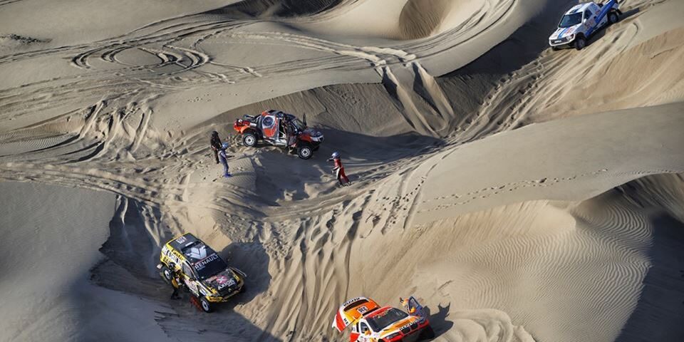 autos en competencia dakar en el desierto