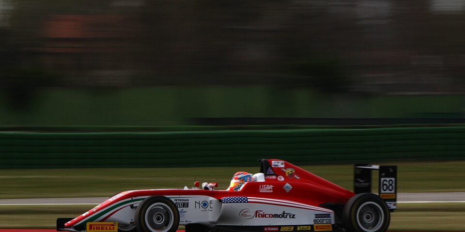 auto formula1 color rojo parte lateral en la pista