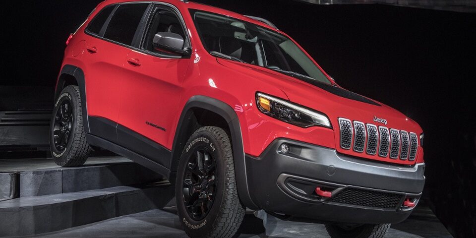 auto jeep cherokee color rojo parte lateral