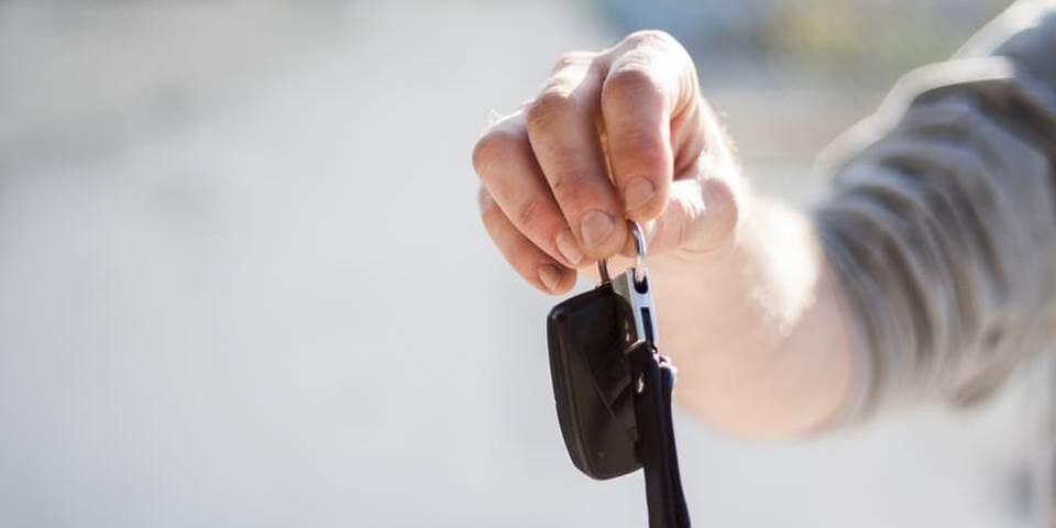 llave de auto en una mano