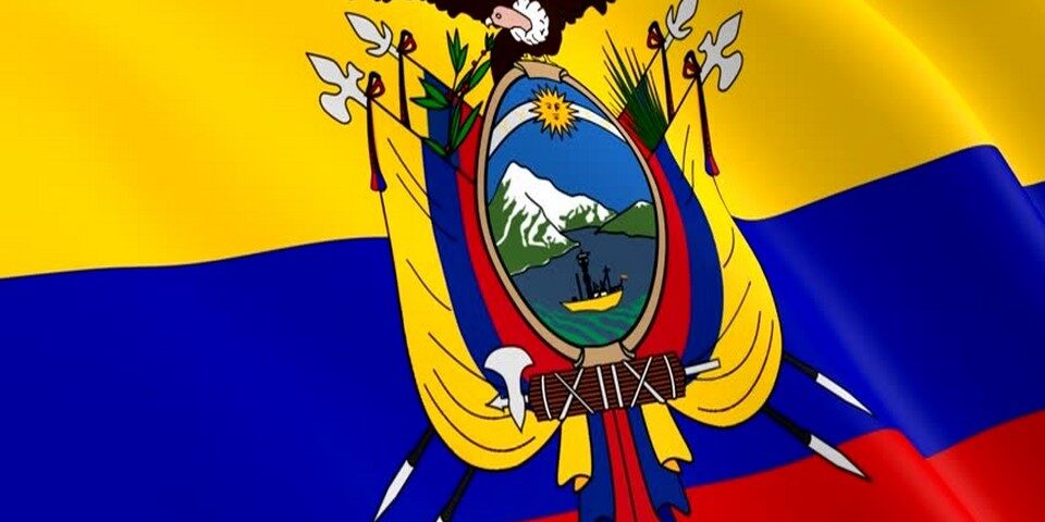 escudo sobre bandera ecuador