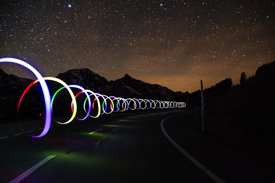aros de luces diferentes colores en la via