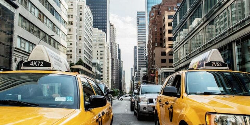 taxis color amarillo en la calle