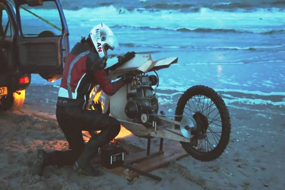 motociclista en el mar