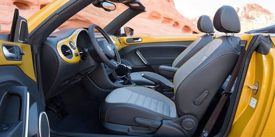 interior color negro de auto convertible color amarillo