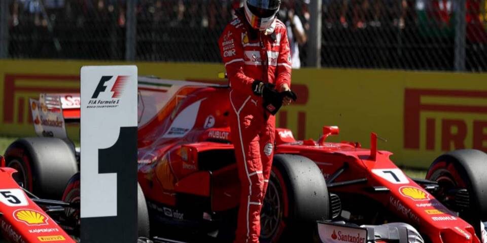 piloto formula1 con traje rojo