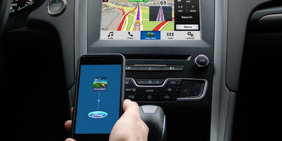 pantalla tactil de auto junto a celular