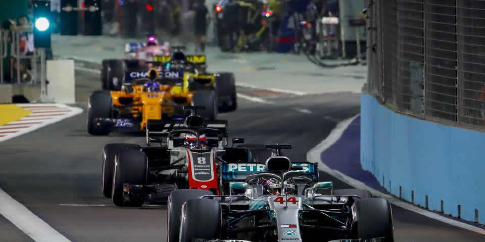 autos de formula1 encolumnados en la pista