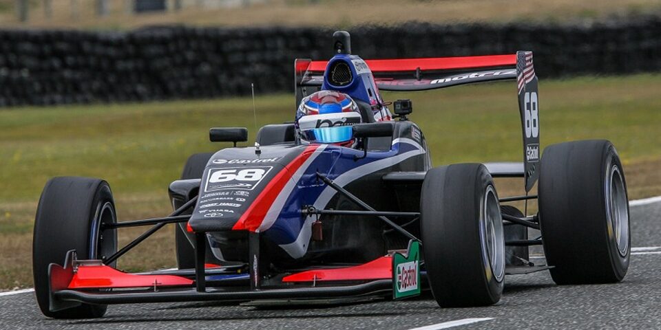 auto formula1 color negro rojo y azul en la pista