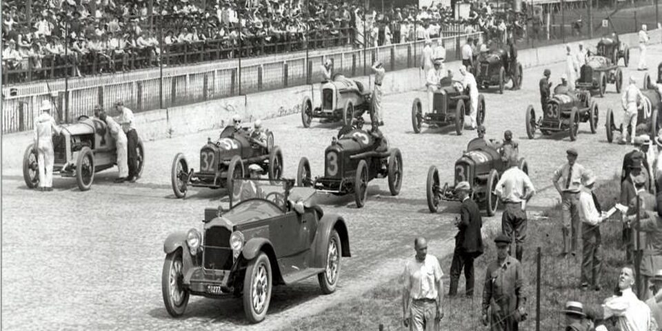 autos de carreras en la pista antiguos