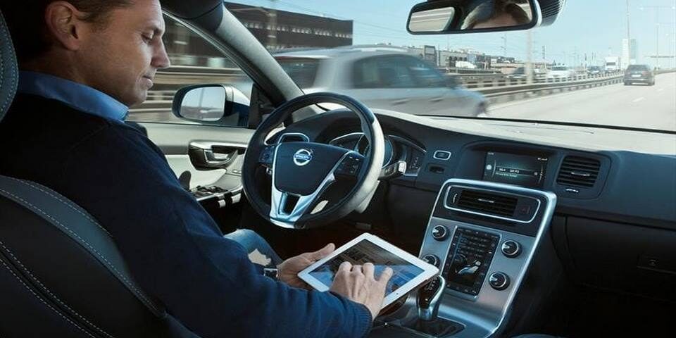 hombre interior auto con tablet en las manos