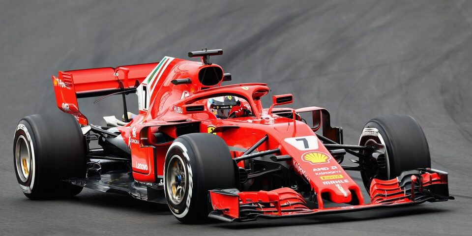 auto formula1 color rojo en la pista
