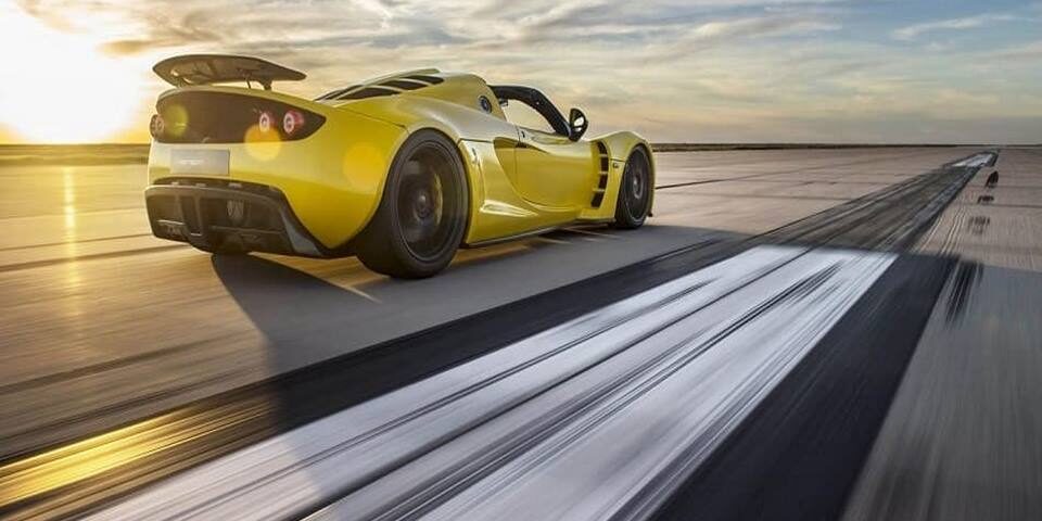 auto color amarillo en la carretera a velocidad