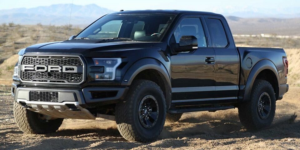 camioneta ford color negro parte lateral en el desierto
