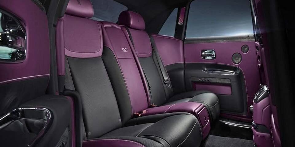 auto interior con asientos color purpura