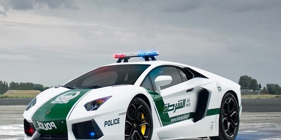 Los autos que usa la policía en Dubai. 