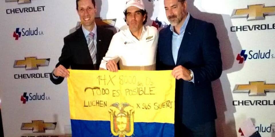 tres hombres con la bandera de ecuador