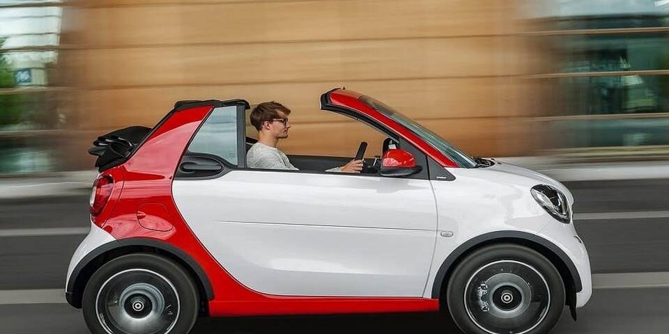 auto electrico color blanco y rojo parte lateral