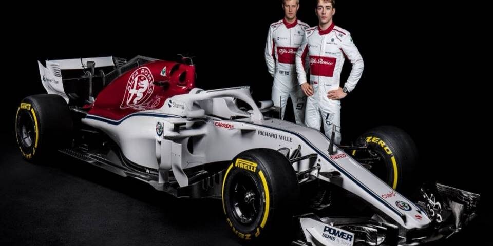 auto formula1 color blanco con dos pilotos