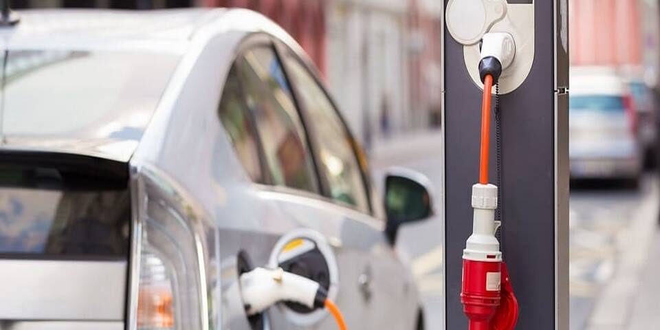 auto electrico recargando energia en la calle