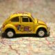 un mini auto escarabajo color amarillo
