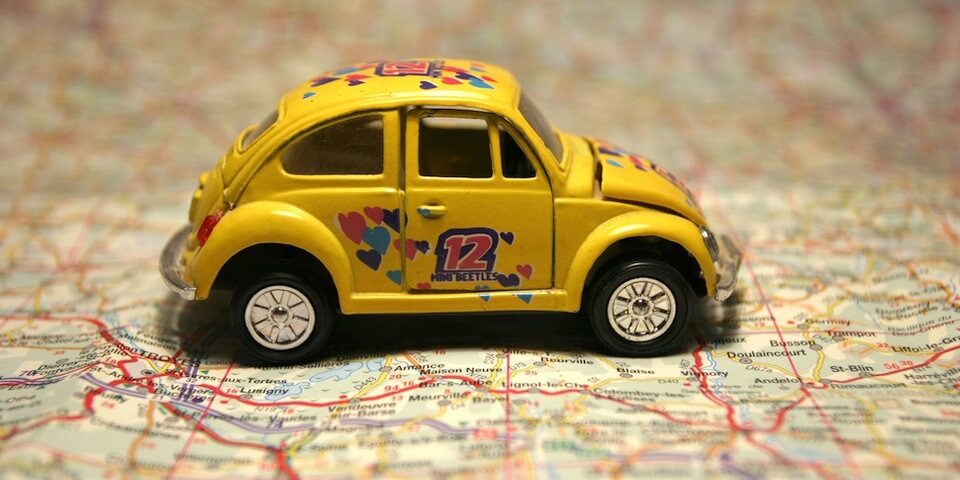 un mini auto escarabajo color amarillo
