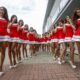 desfile mujeres vestido rojo