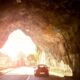 tunel con auto a la luz