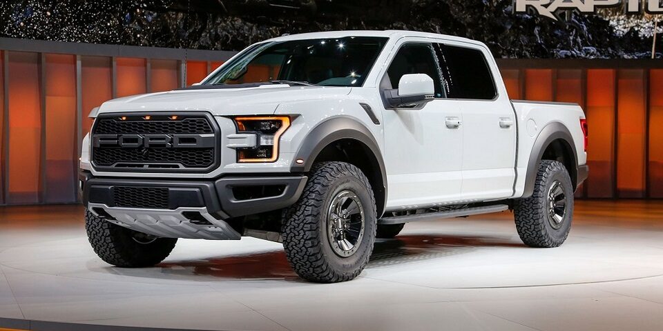 camioneta ford color blanco parte lateral