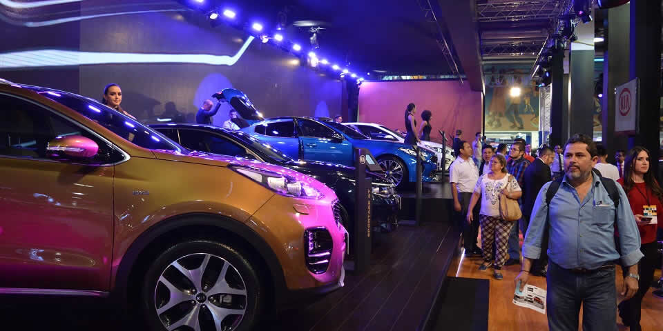 showroom de autos kia diferentes modelos