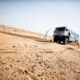 camion de rally en el desierto