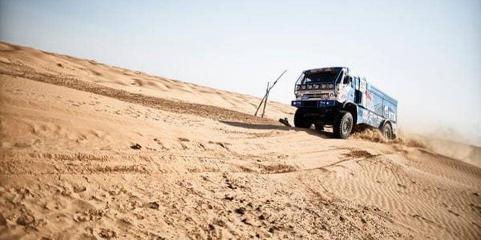 camion de rally en el desierto