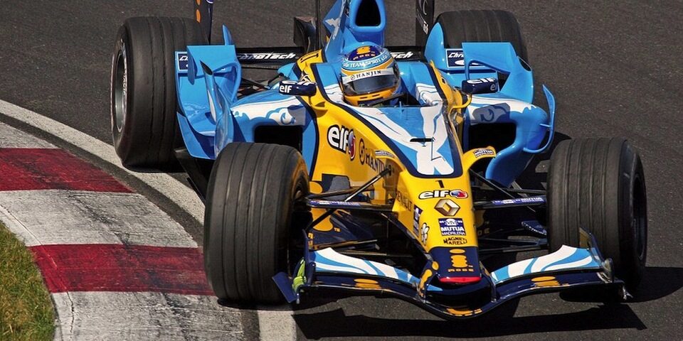 auto formula1 color celeste y amarillo en la pista