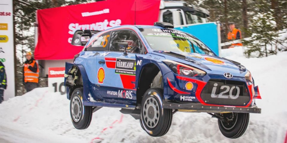 auto en el rally de suecia sobre hielo