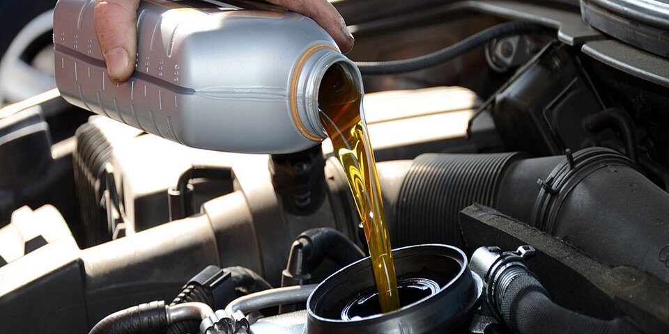 añadiendo aceite de frenos auto