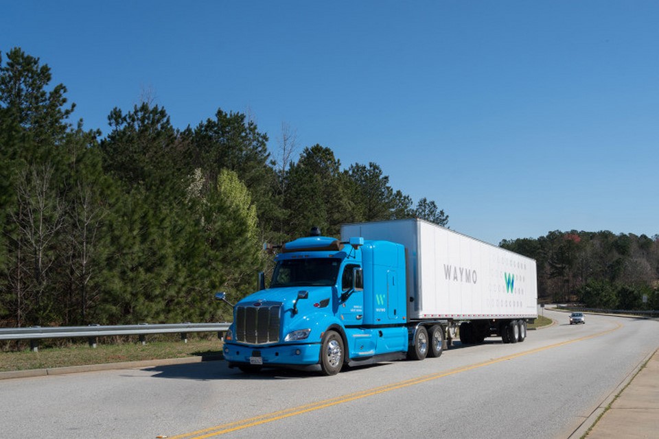 camion en la via con cabezal color celeste y furgon plomo