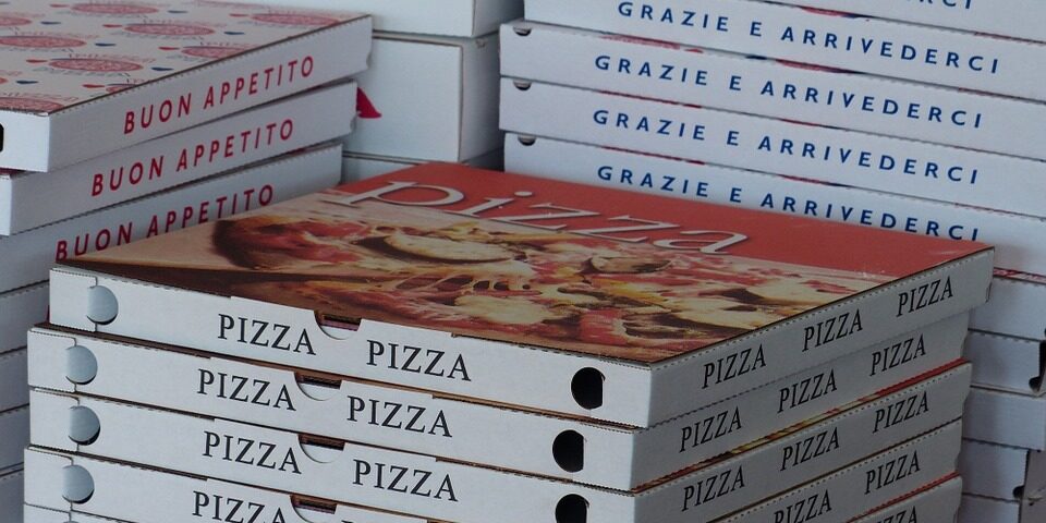 columnas de cajas de pizza
