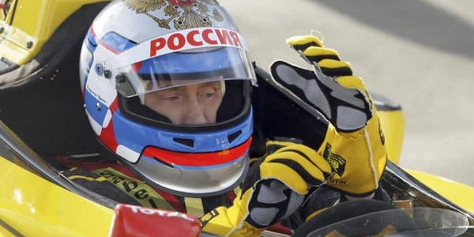 piloto en auto formula1 color amarillo