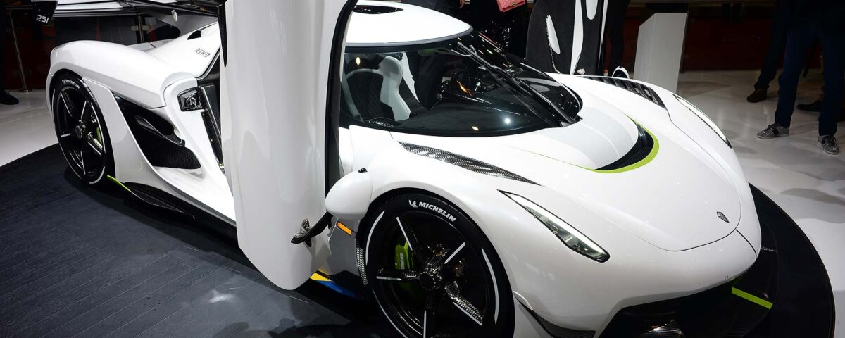 auto futuro color blanco en showroom